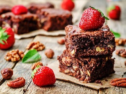 Лесен шоколадов десерт брауни с лешници и орехи - снимка на рецептата